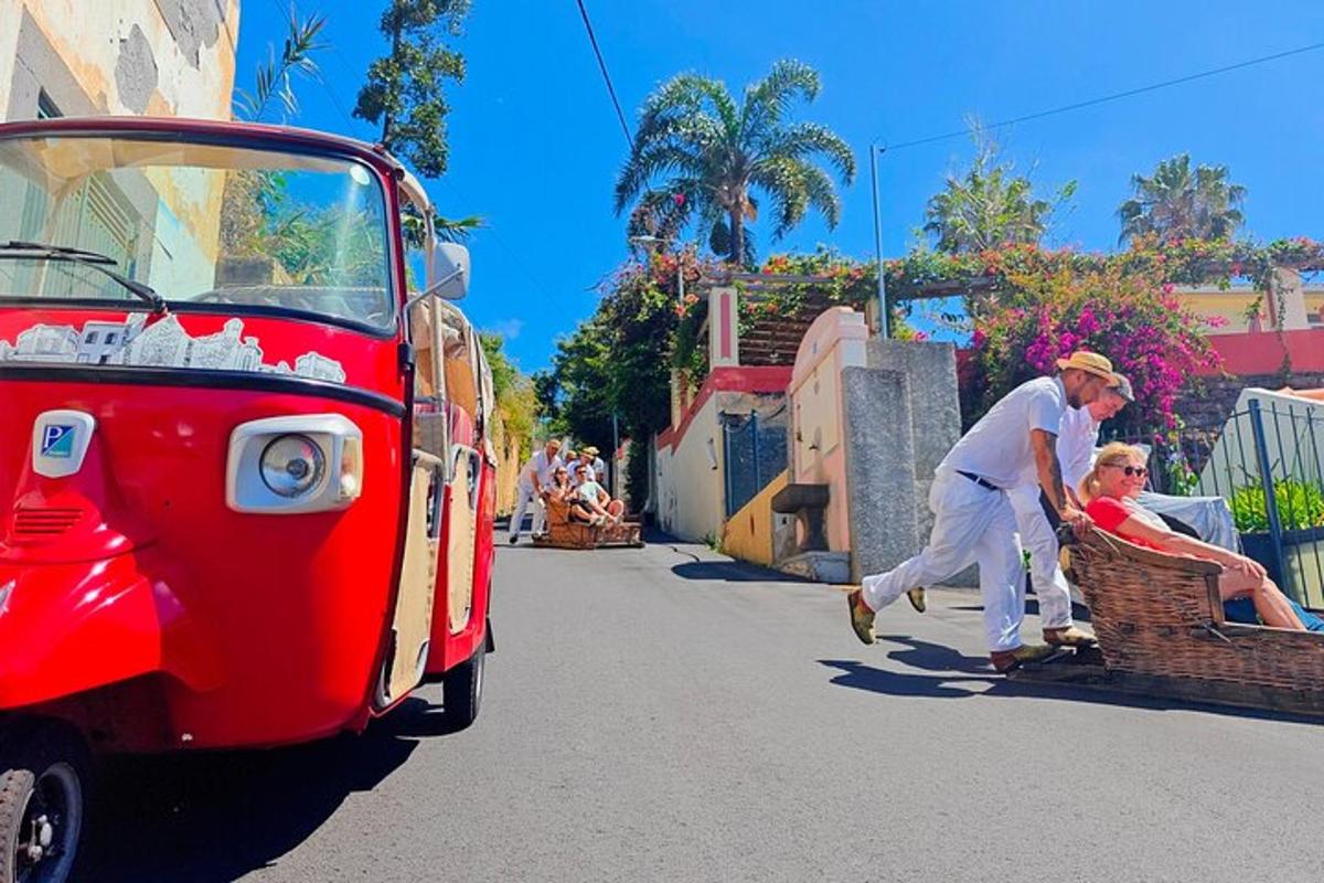 um homem está correndo ao lado de um ônibus vermelho