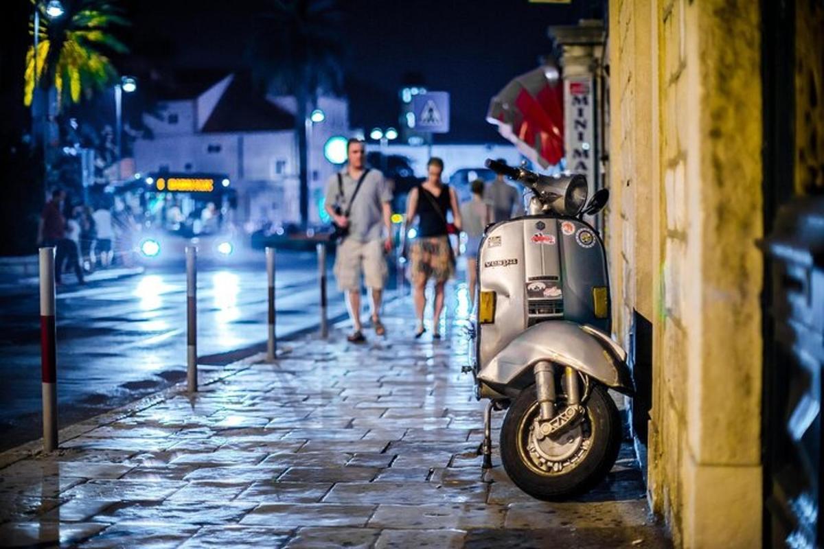 egy robogó parkoló az utcán éjszaka