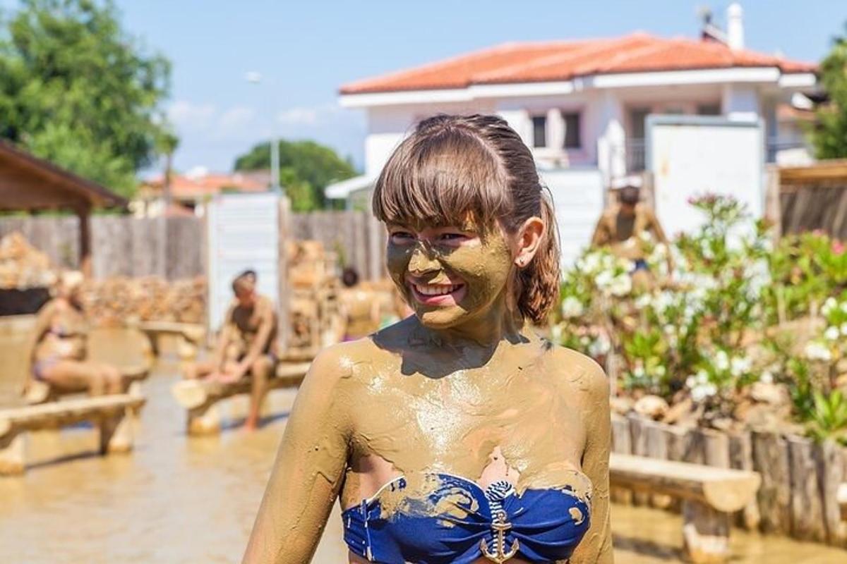 uma jovem de maiô com lama no rosto