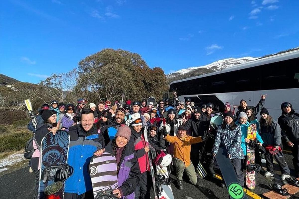 eine große Gruppe von Menschen steht neben einem Bus