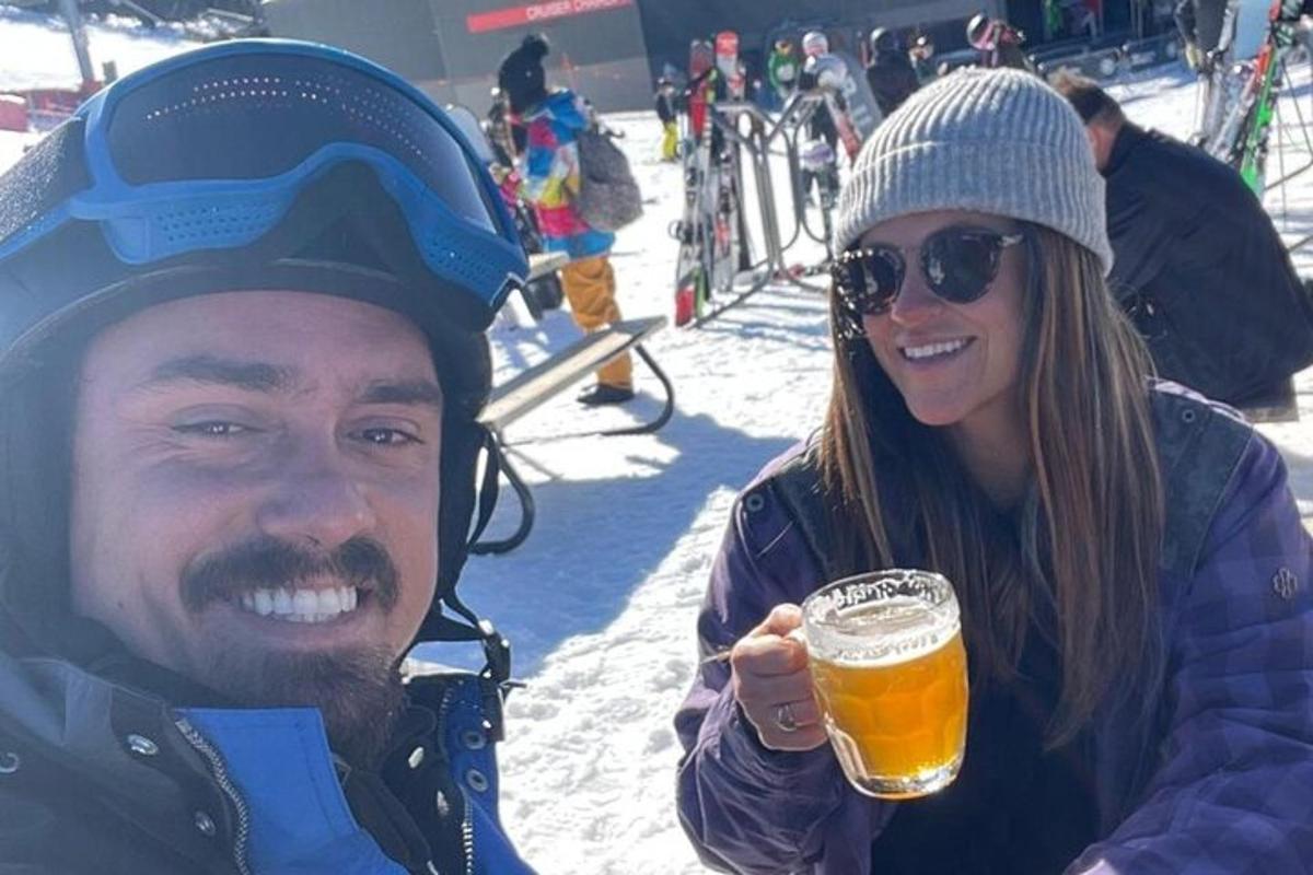 ein Mann und eine Frau halten ein Glas Bier