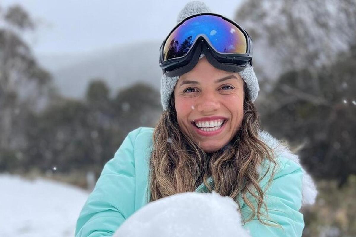 eine Frau mit Schutzbrille auf dem Kopf im Schnee