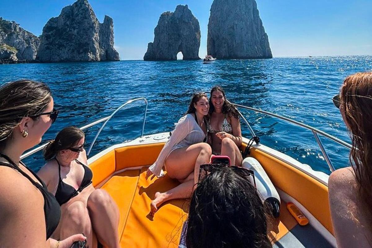 un gruppo di donne sedute su una barca in acqua
