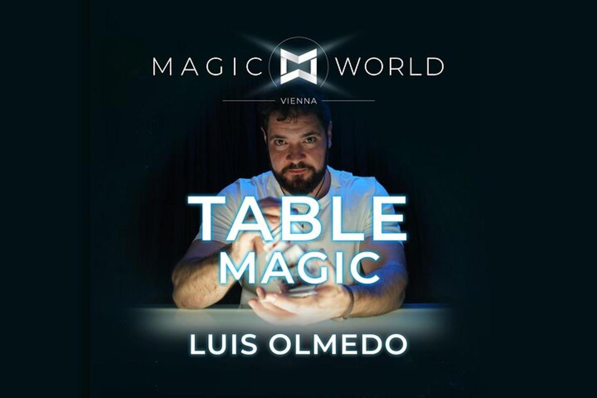 maður heldur á skilti sem á stendur „takele magic“