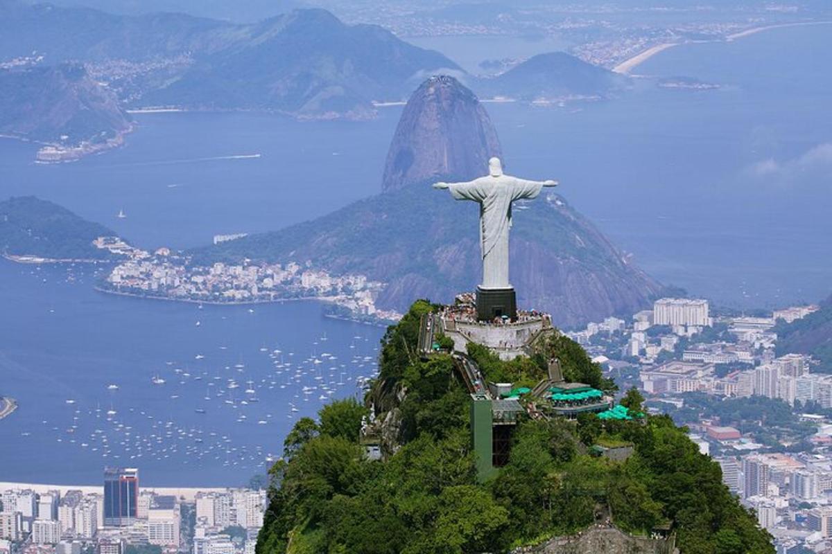 una statua del Cristo Redentore in cima a una montagna