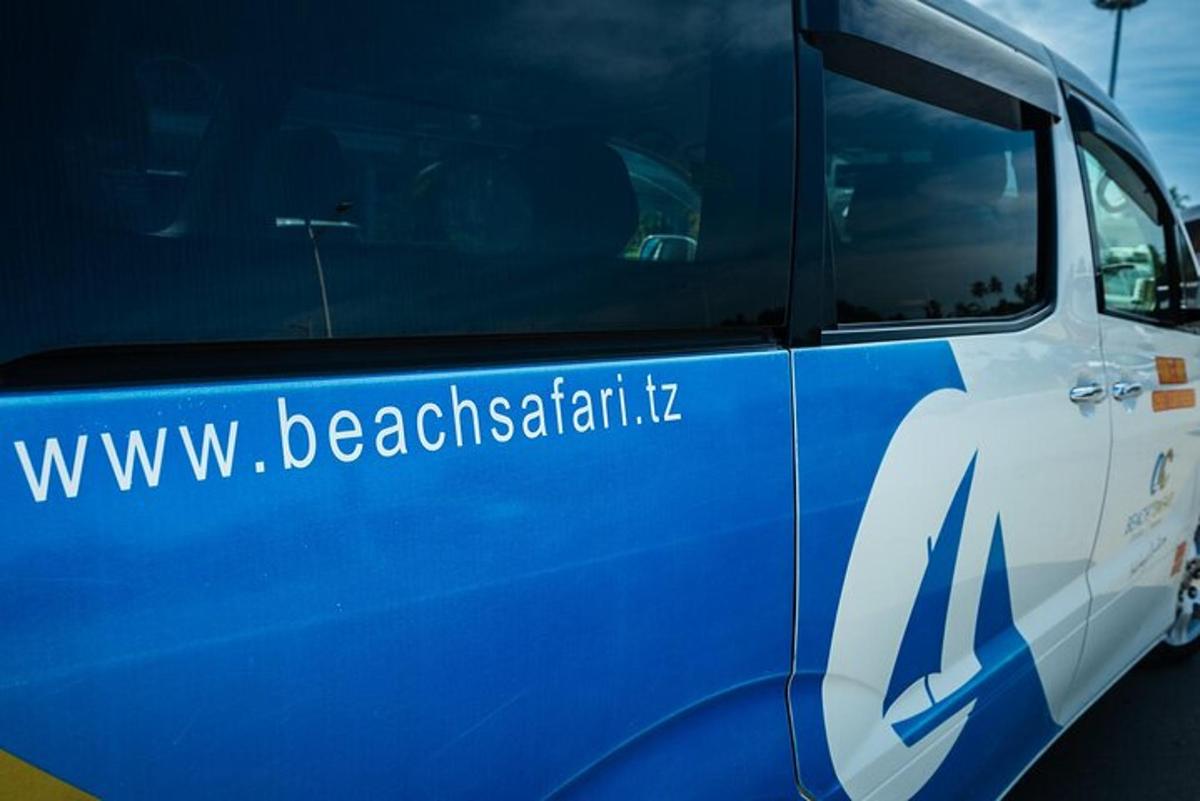 「beachatlanticatlantic ii」と書かれた青と白のバン