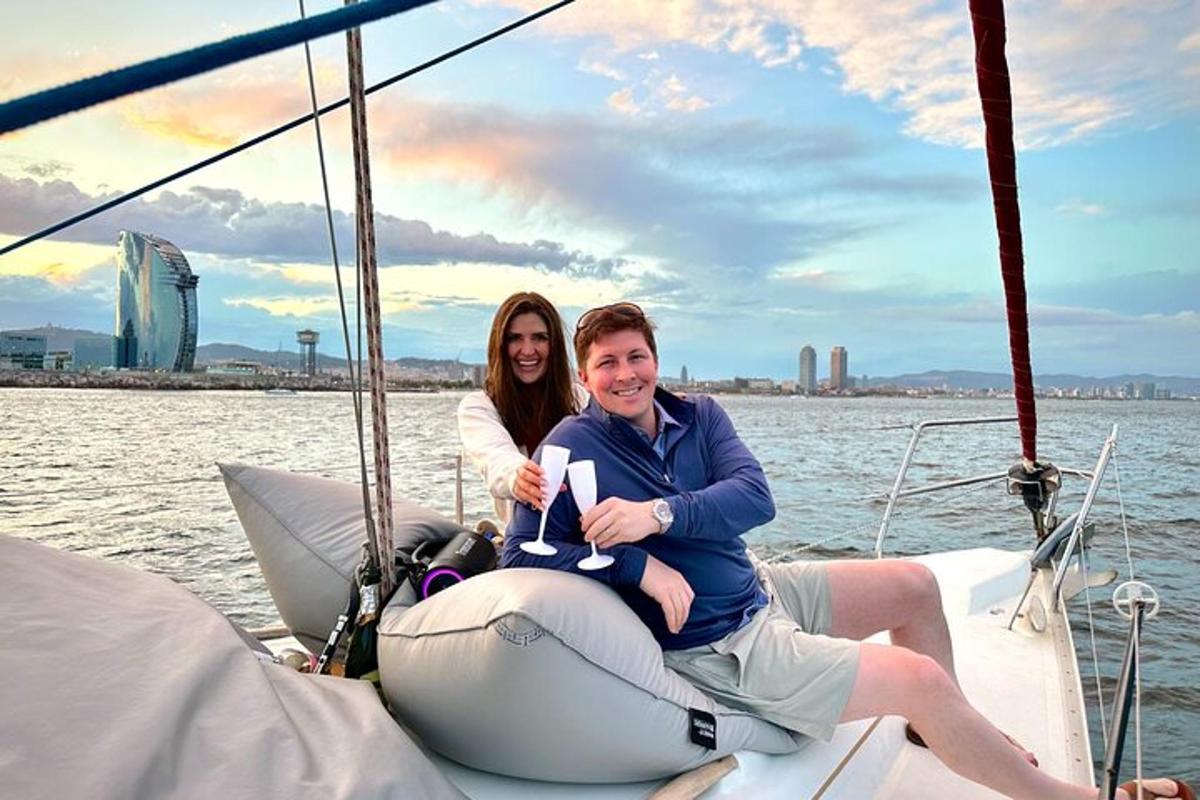 un uomo e una donna seduti su una barca a vela