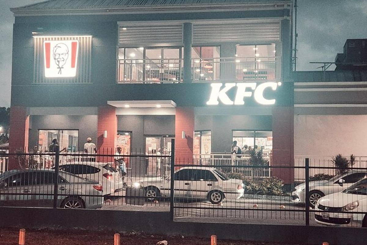 budova KFC s auty zaparkovanými před ní
