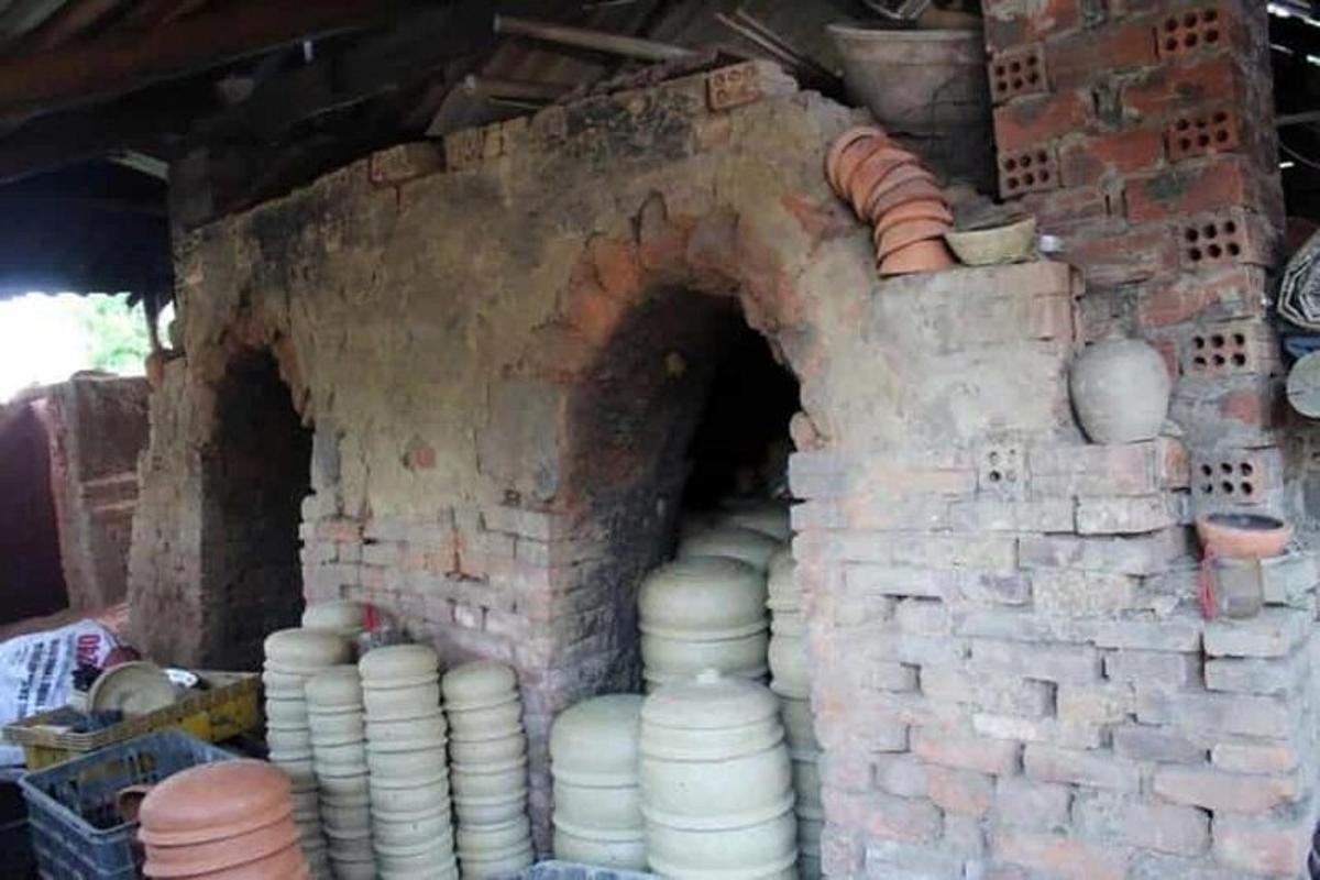 un forno di mattoni con un mucchio di pentole e padelle