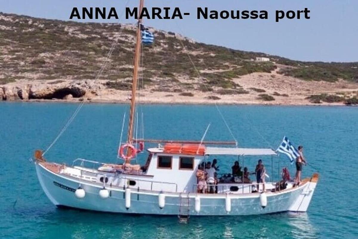 hópur fólks á bát í vatninu