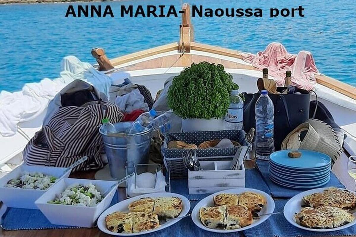 borð með diskum af mat á bát