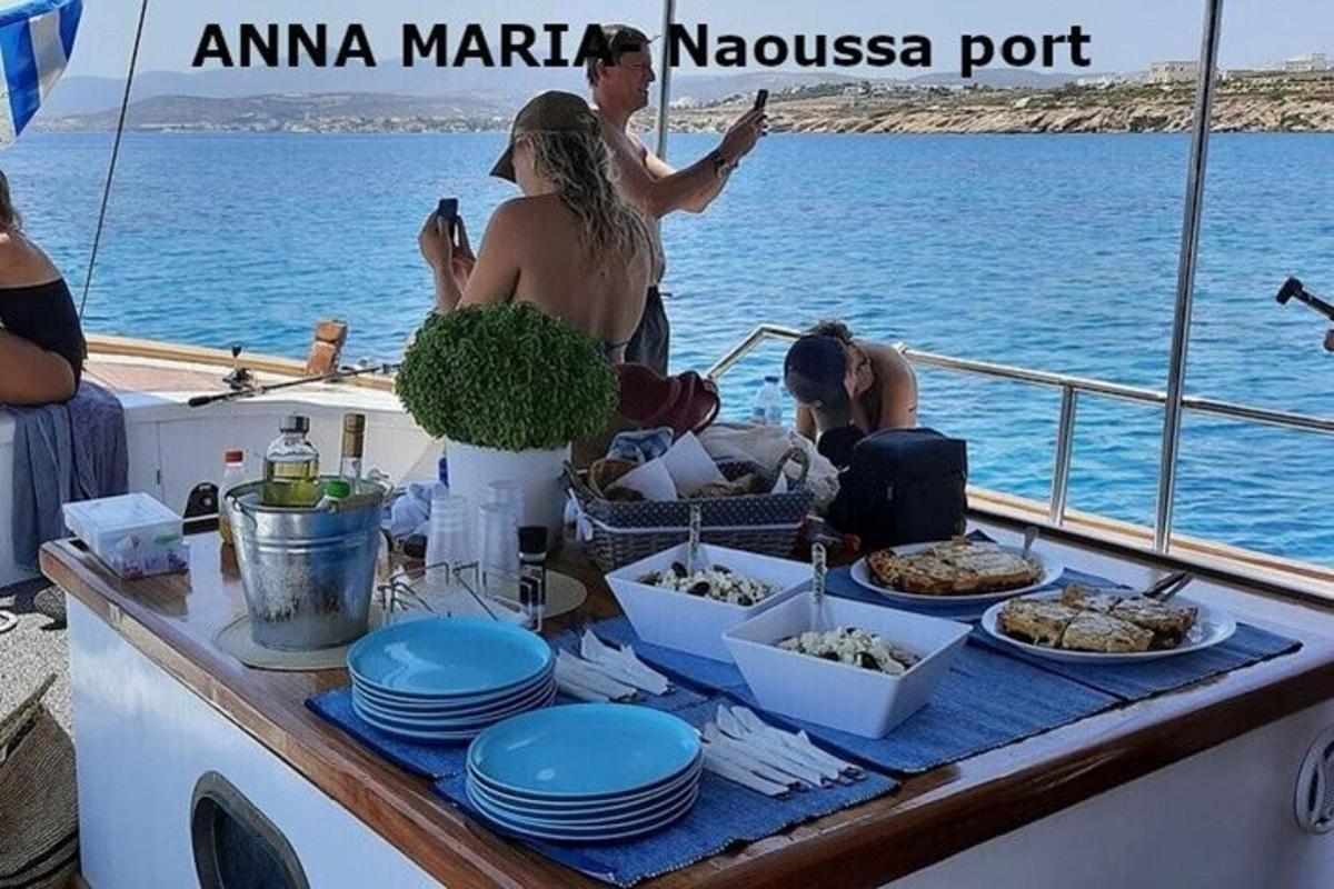 borð með mat á bát í vatninu