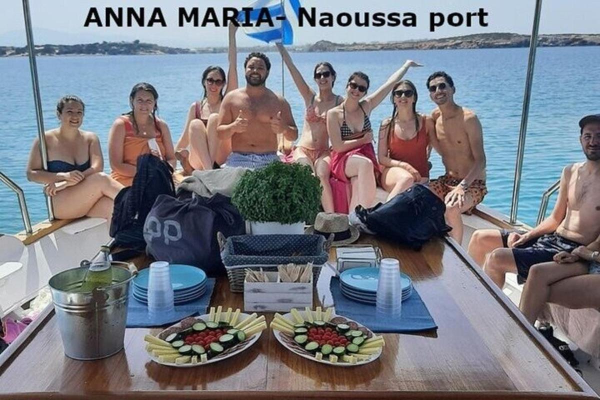 μια ομάδα ανθρώπων που κάθονται σε μια βάρκα