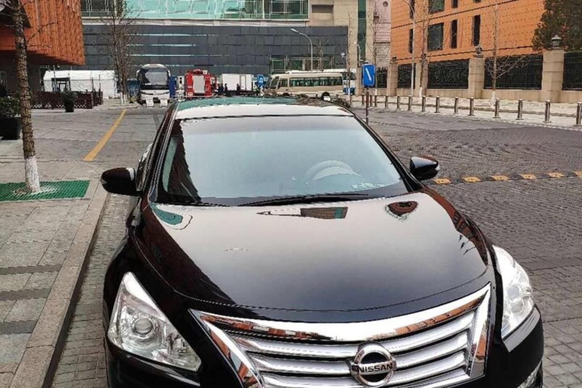 kadun laitaan pysäköity auto