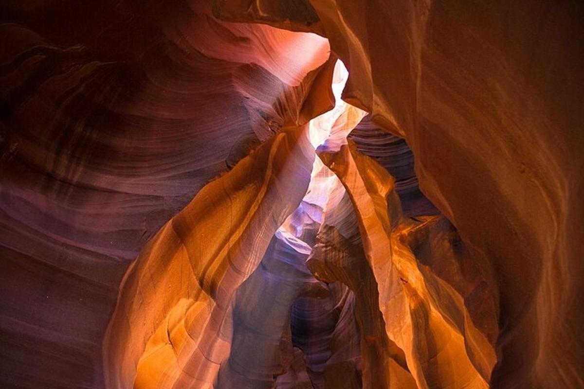 una persona camina per un canyó esquerre
