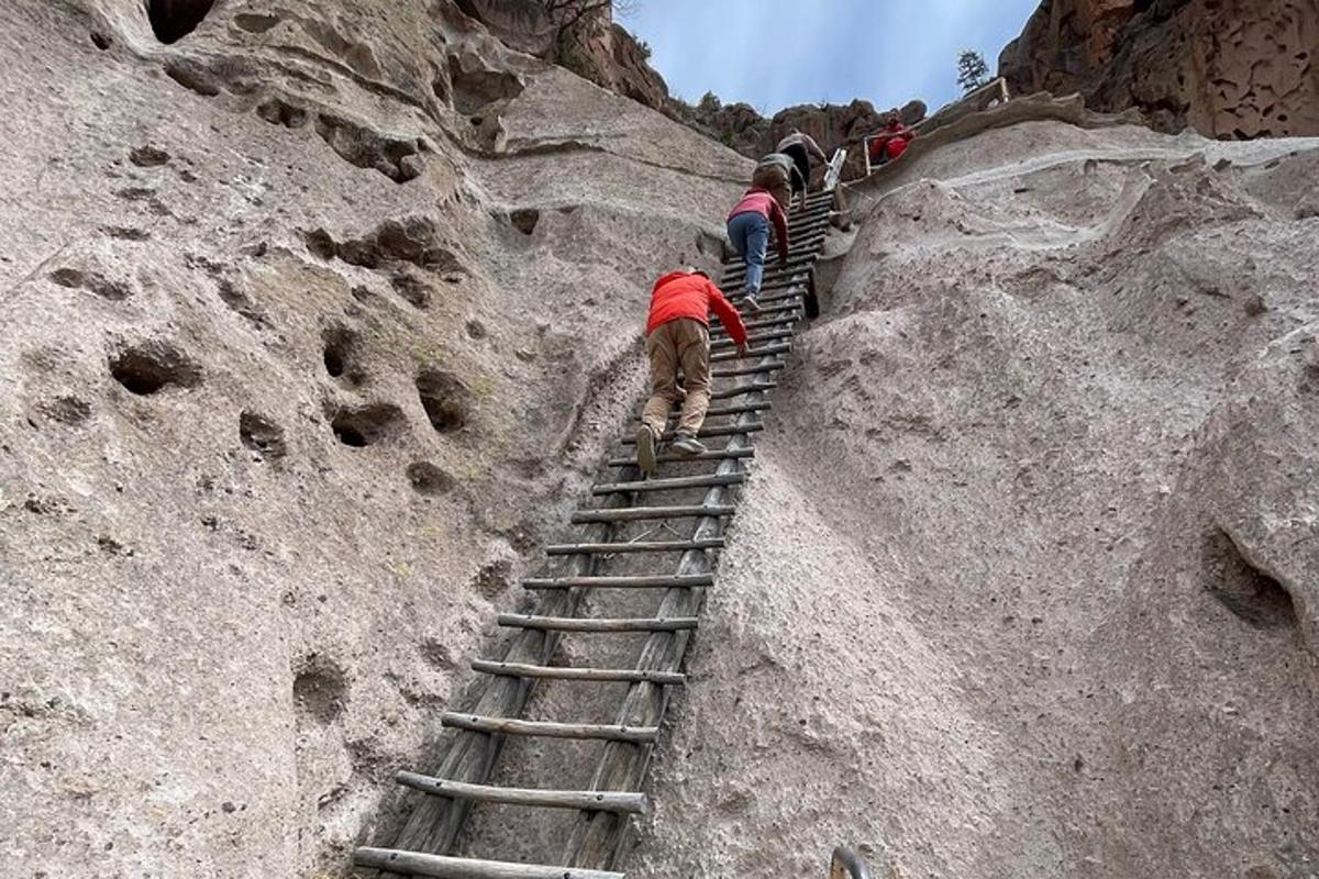 eine Gruppe von Menschen, die eine Leiter auf einem Berg hinaufgehen