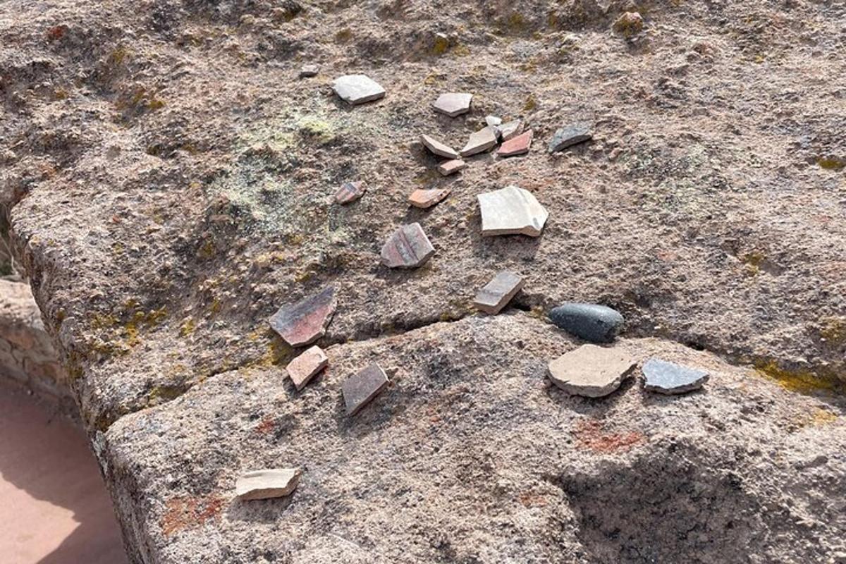ein Haufen Steine, die auf einem Felsen liegen