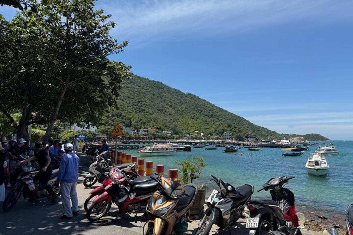 sekumpulan motosikal diletakkan di sebelah badan air