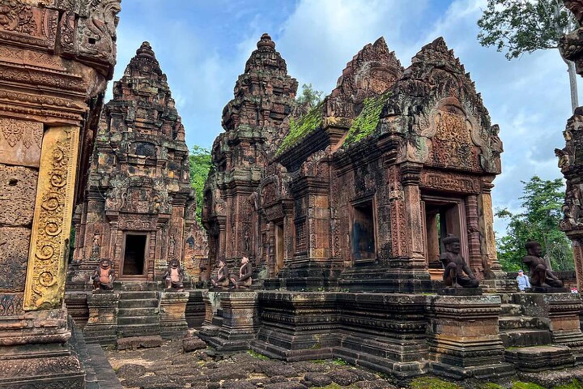 tempel Aasia linnas, mille ümber seisavad inimesed