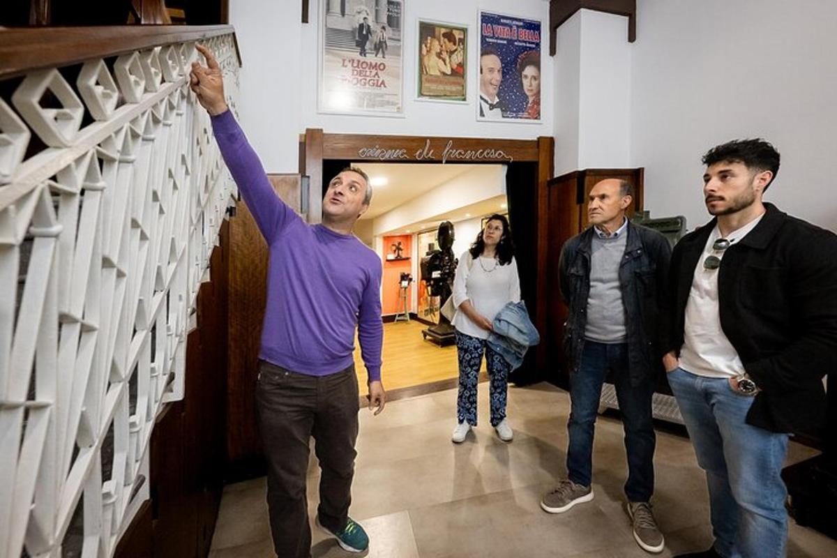 skupina mužů stojících v místnosti a prohlížejících si výstavu