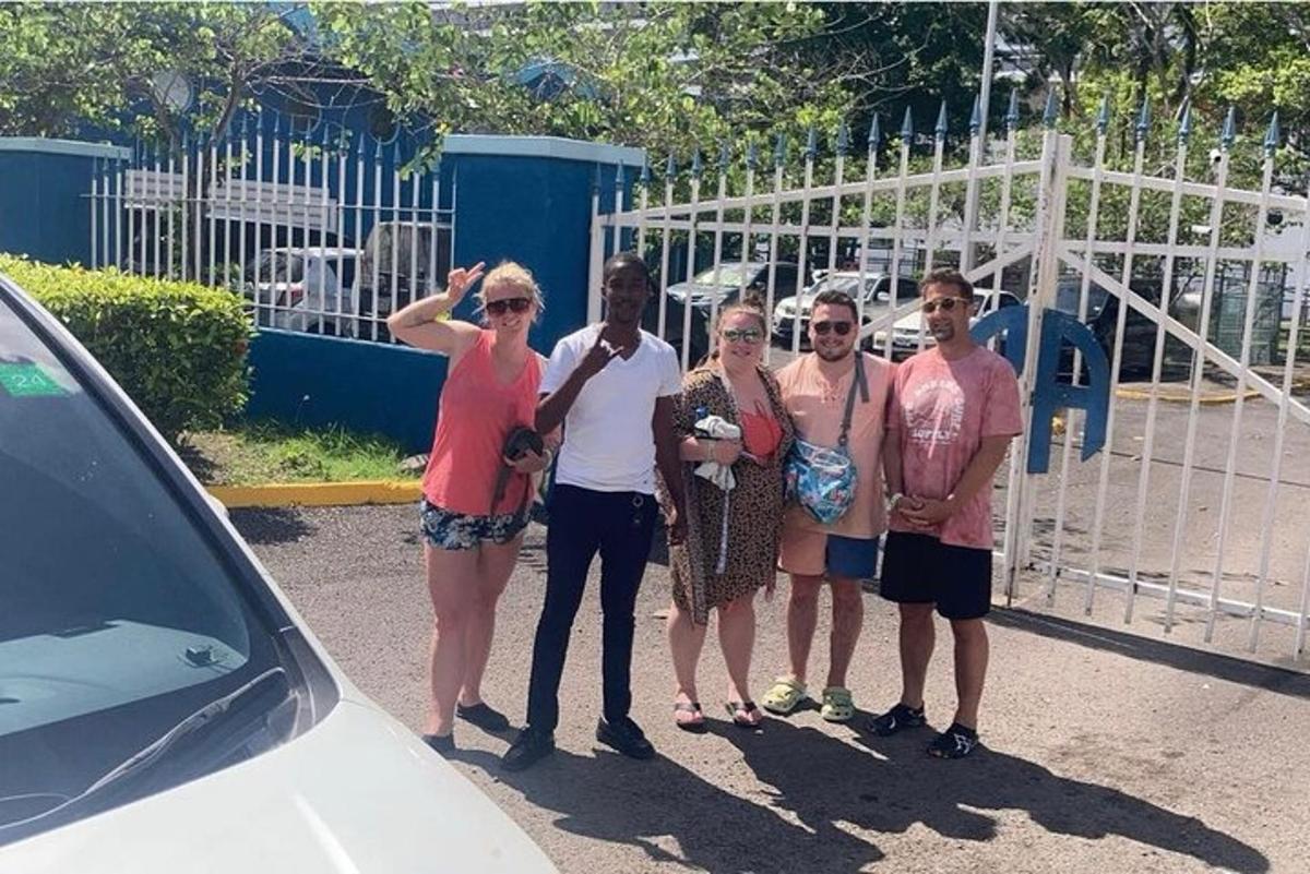 un gruppo di persone in piedi davanti a un'auto