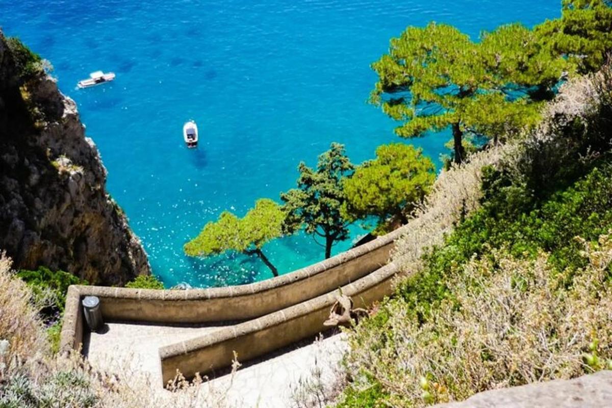 Un conjunto de escaleras que conducen a un lago azul.