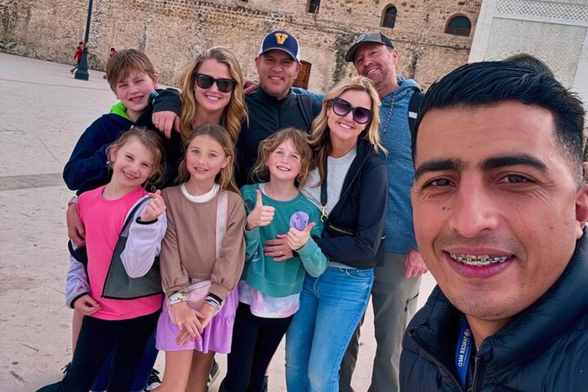 grupp inimesi, kes poseerivad pildi jaoks