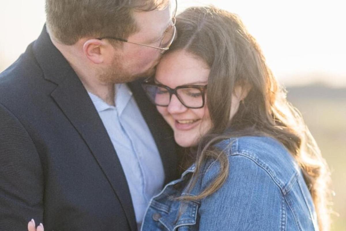 um homem e uma mulher posando para uma foto