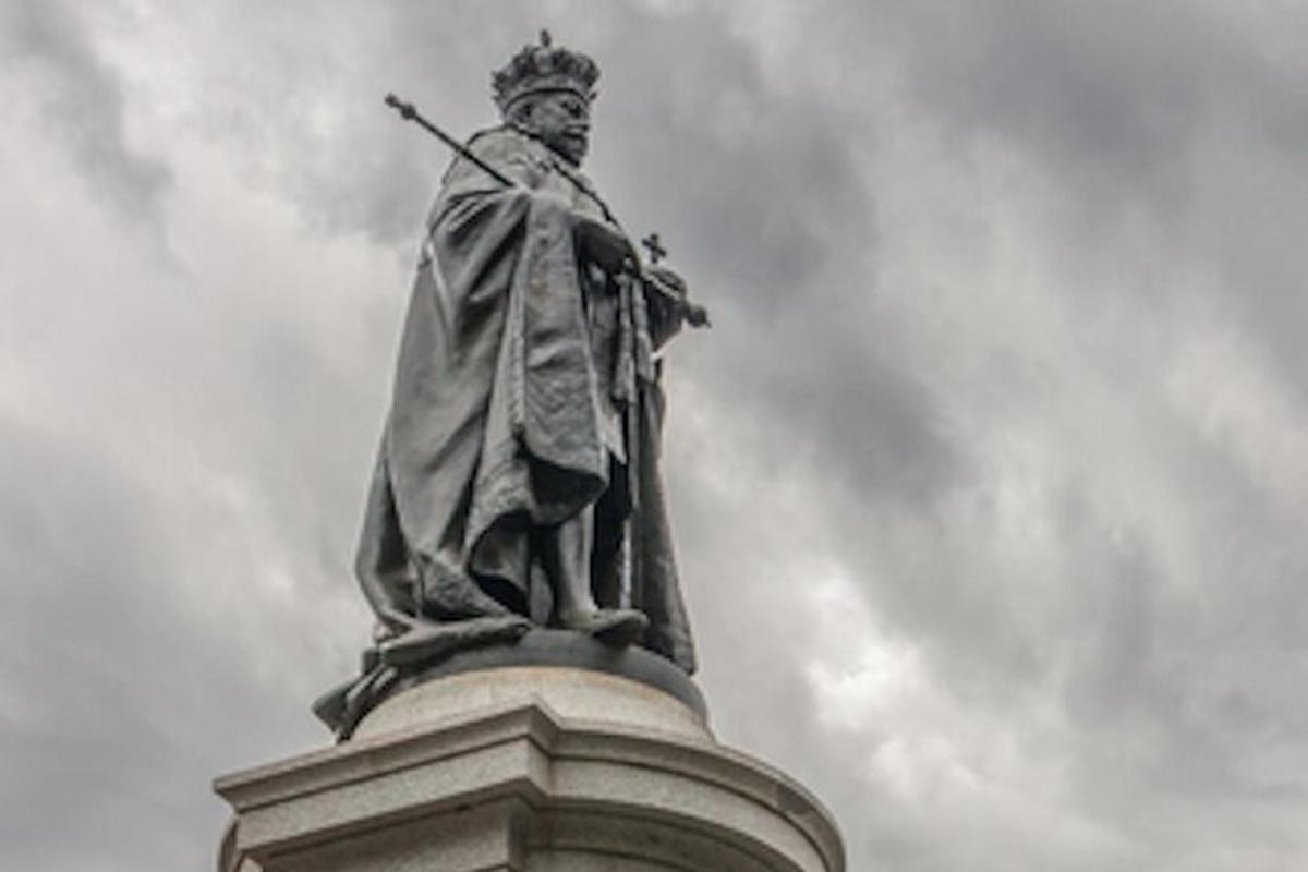 egy férfi szobra egy torony tetején