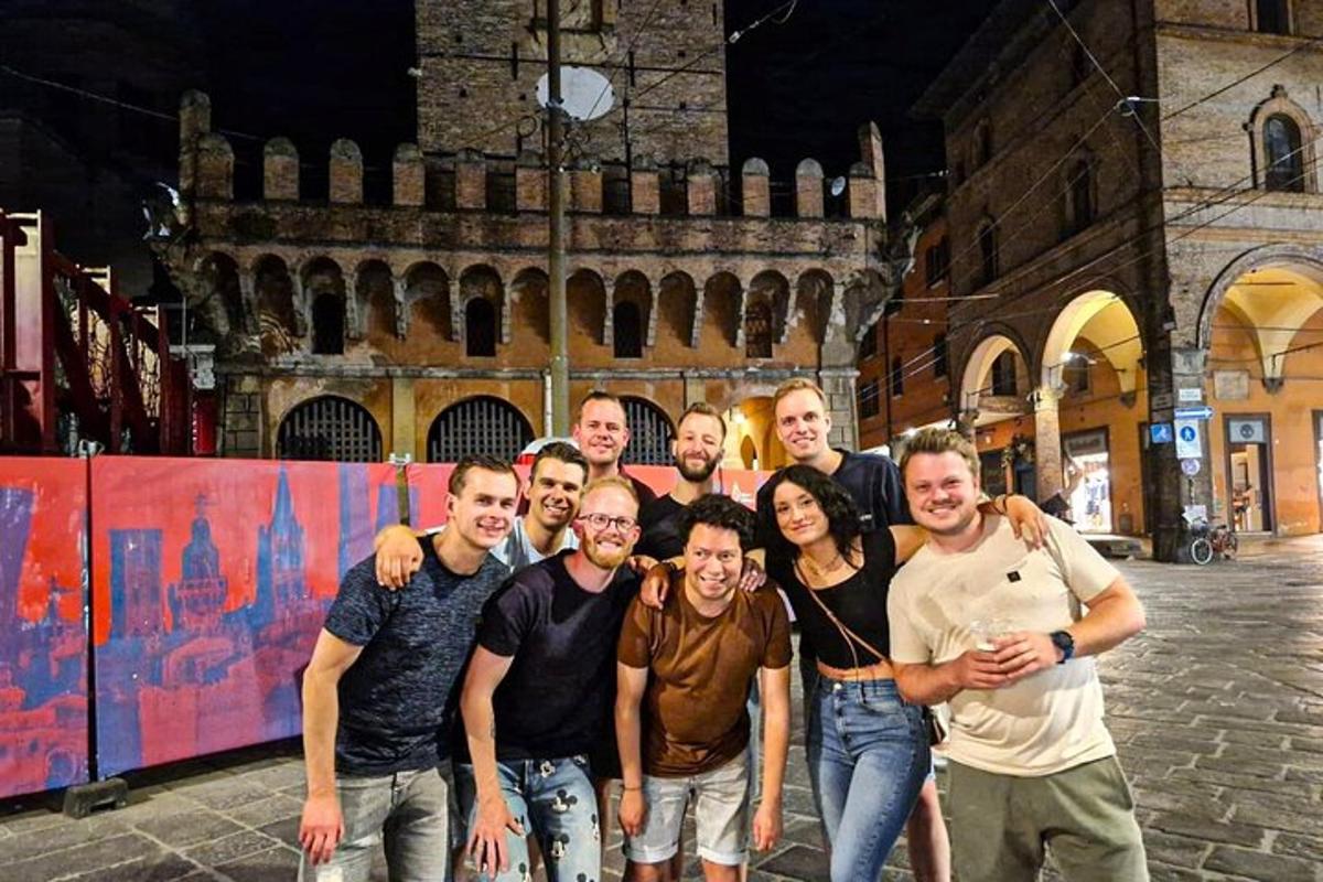 un gruppo di persone in posa davanti a un edificio