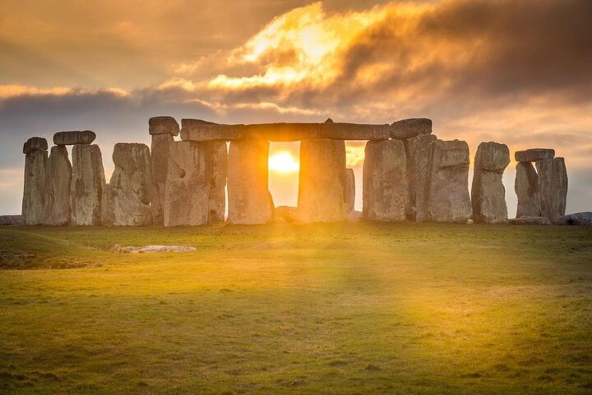 Stonehenge látképe, mögötte lenyugvó nappal