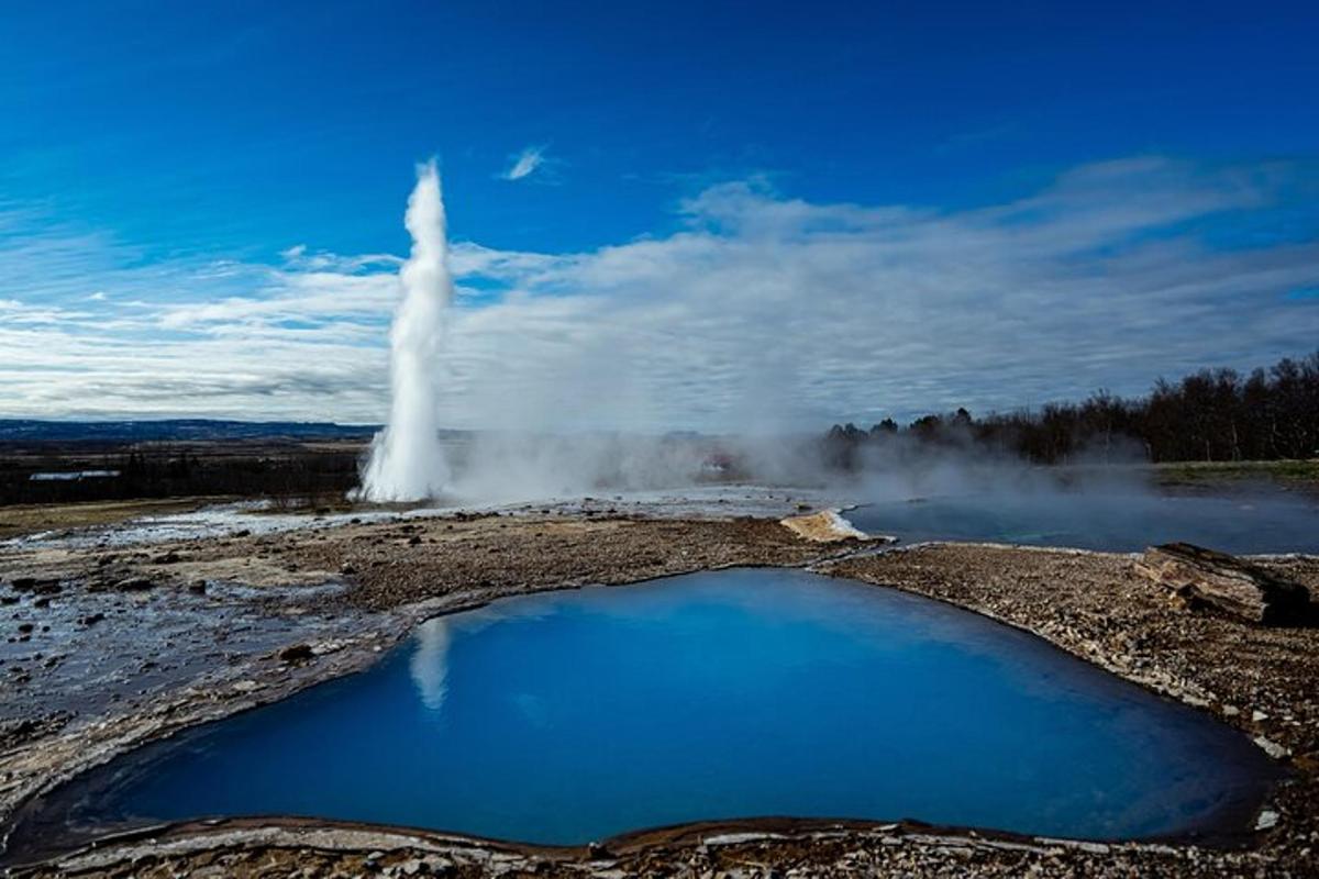 erupce gejzíru s modrou vodní hladinou