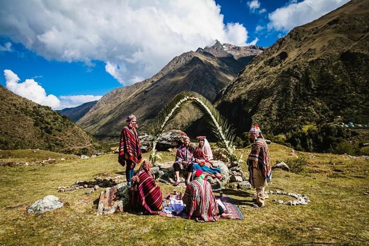 un gruppo di persone sedute in un campo in montagna
