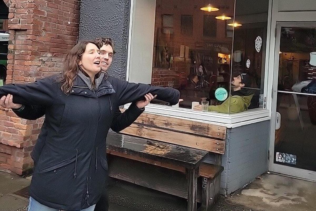 uma mulher parada em frente a um balcão