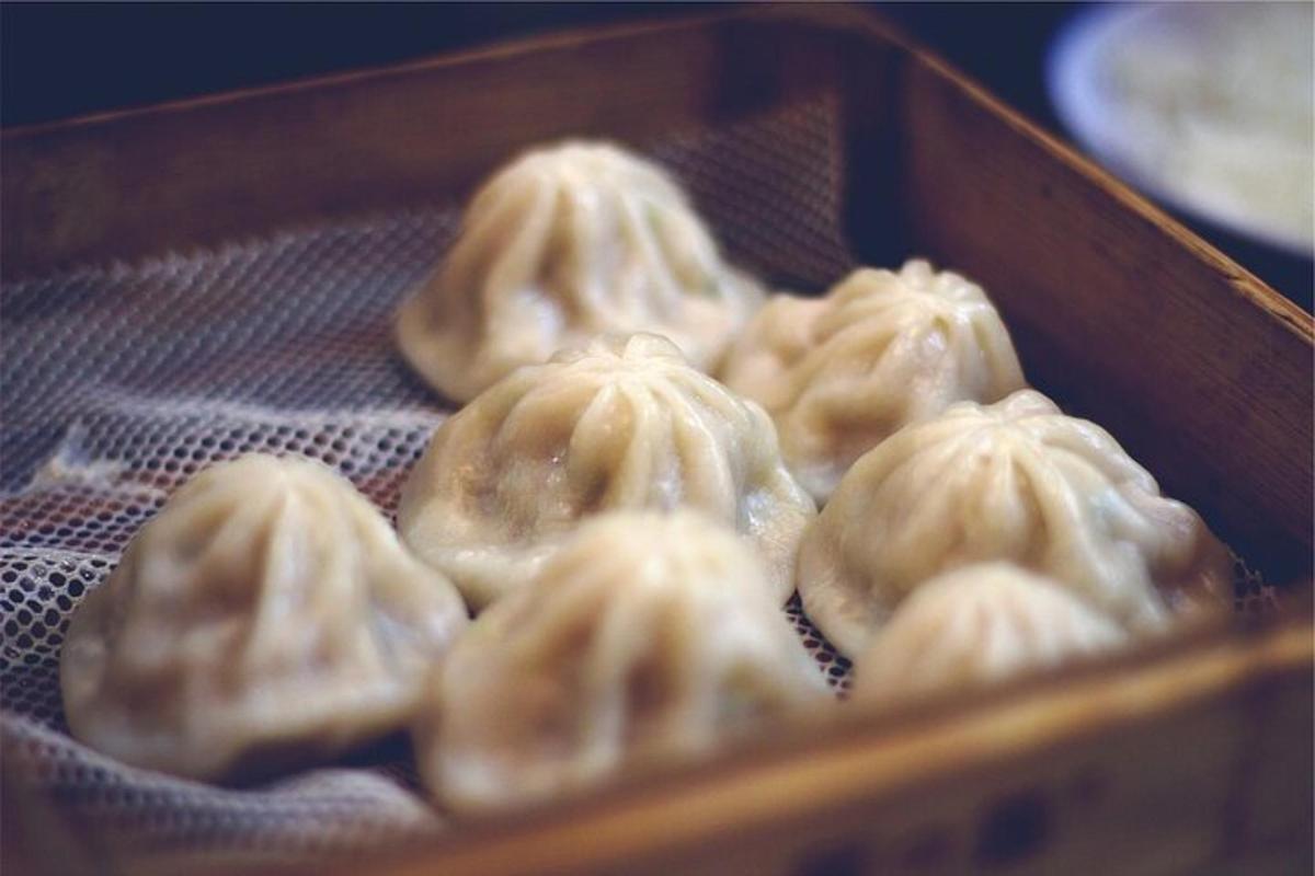 een groep dumplings in een houten doos
