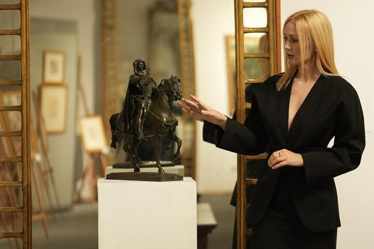 une femme debout à côté d'une statue dans un musée