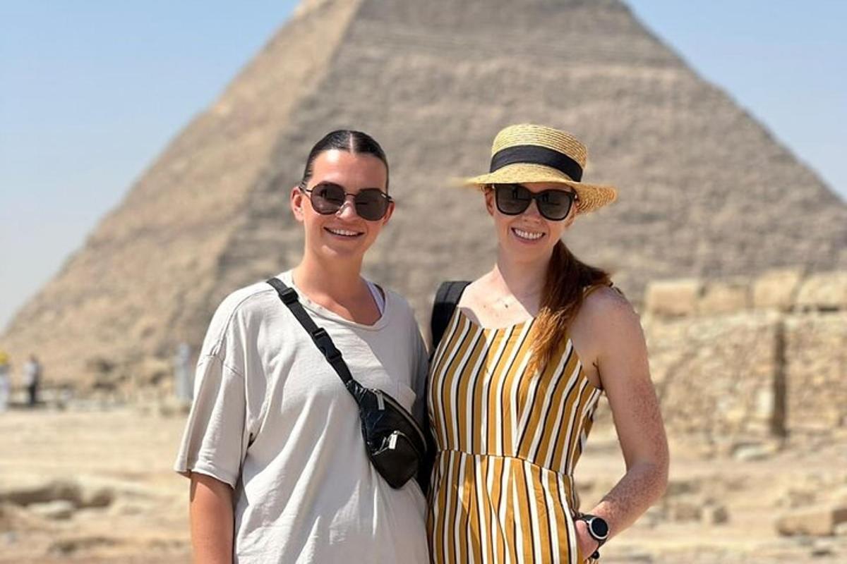 zwei Frauen stehen vor den Pyramiden