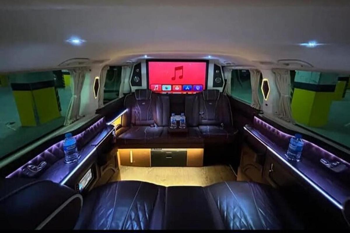 Una vista del interior de un avión con un televisor en la cabina.
