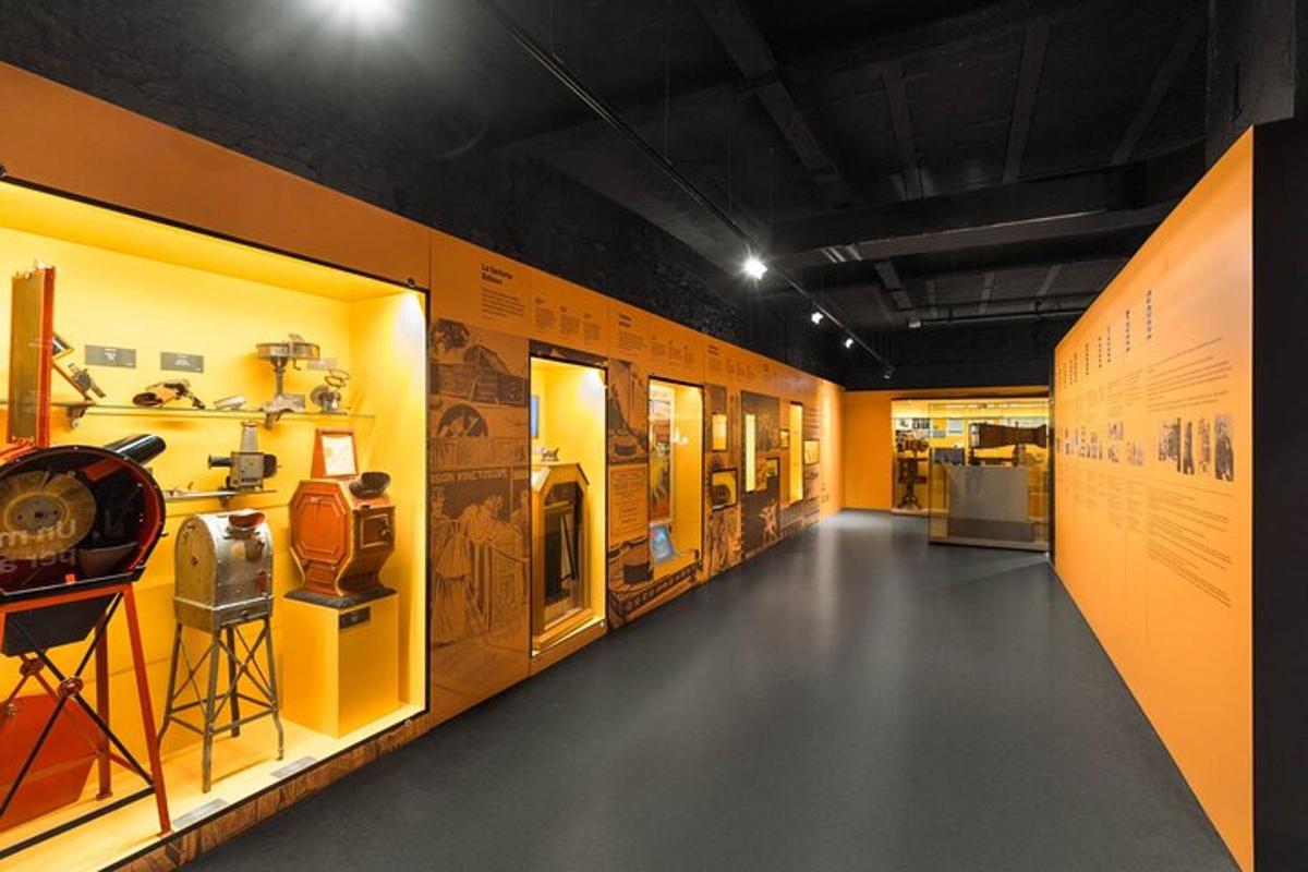 Un pasillo en un museo con muchas exhibiciones.