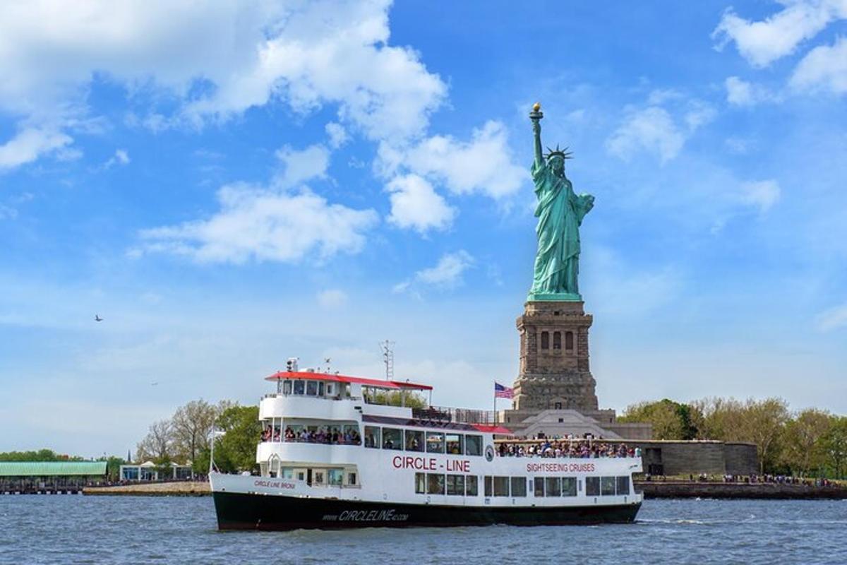 una nave da crociera di fronte alla statua della libertà