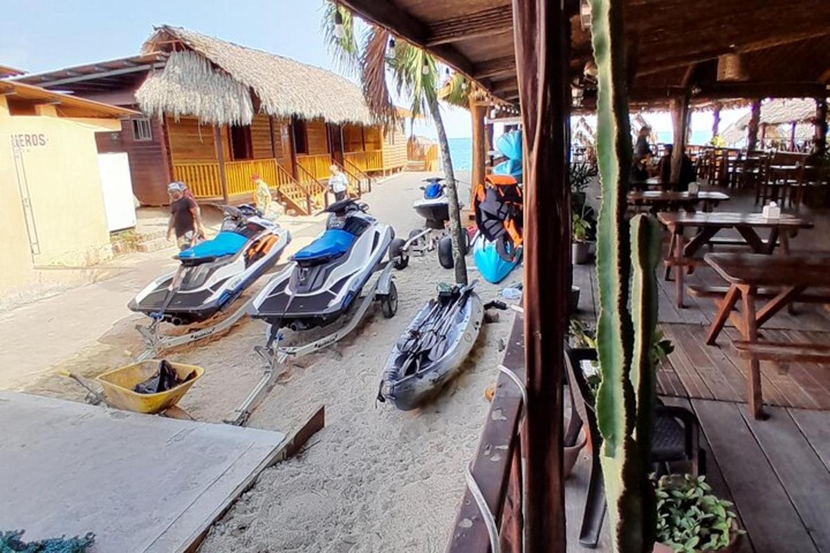 un gruppo di barche è allineato sulla spiaggia