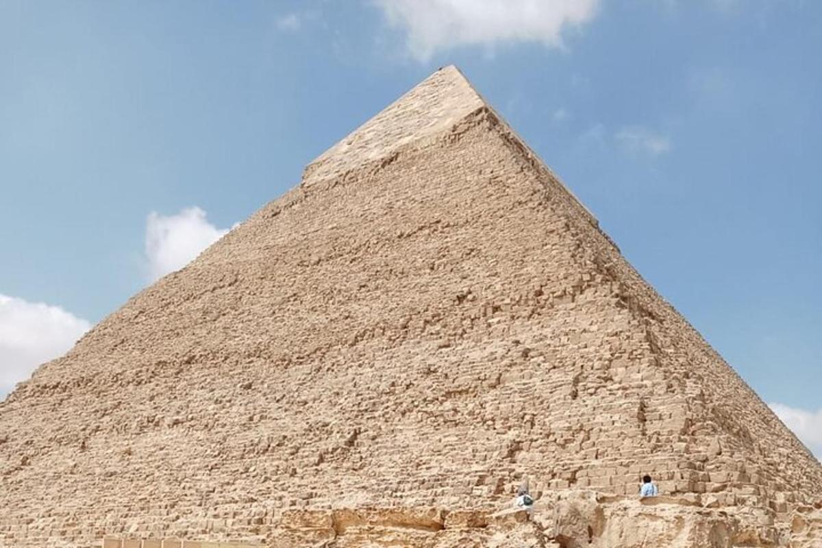 pyramida se dvěma lidmi stojícími na jejím dně