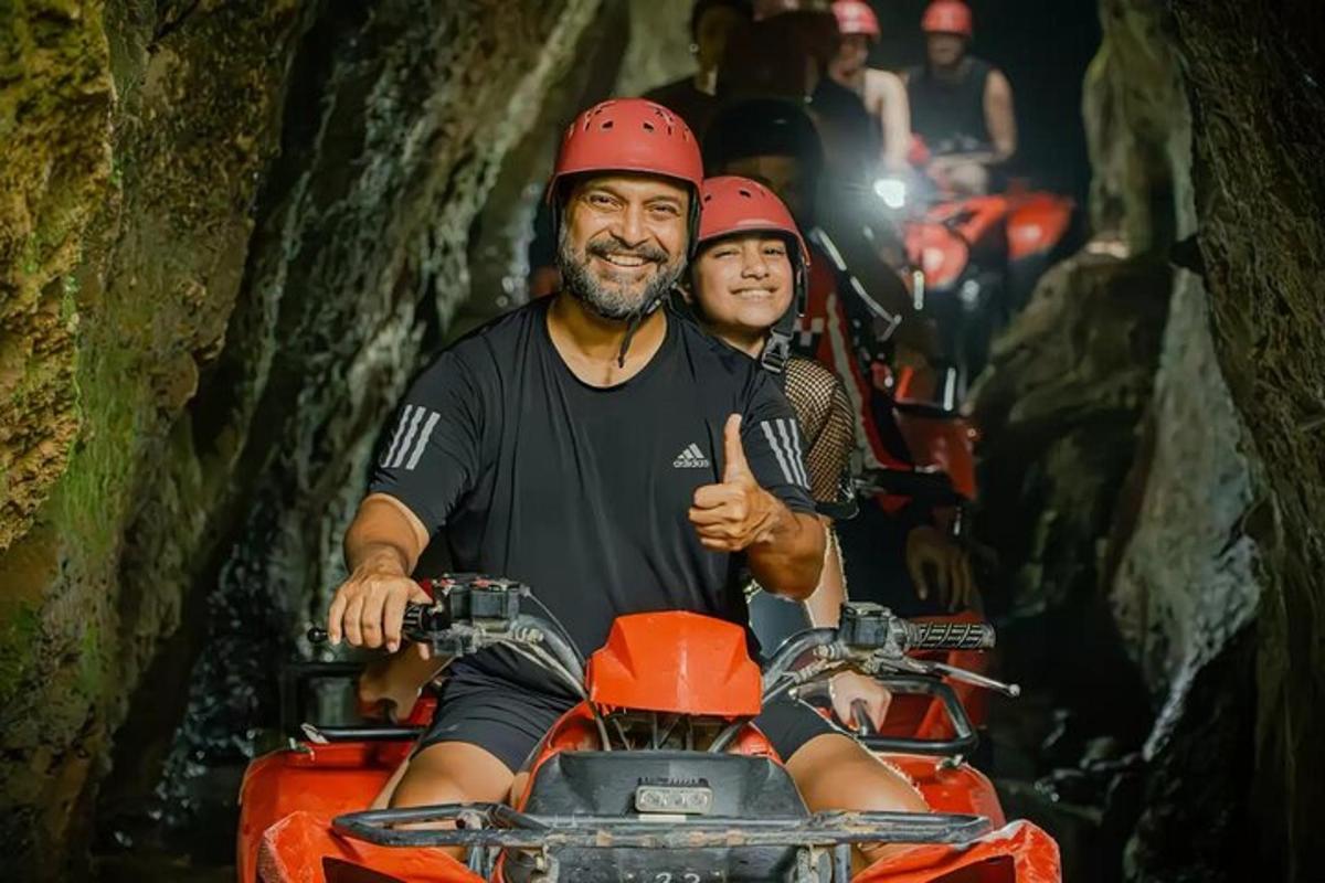 muž a dítě na motorce v jeskyni