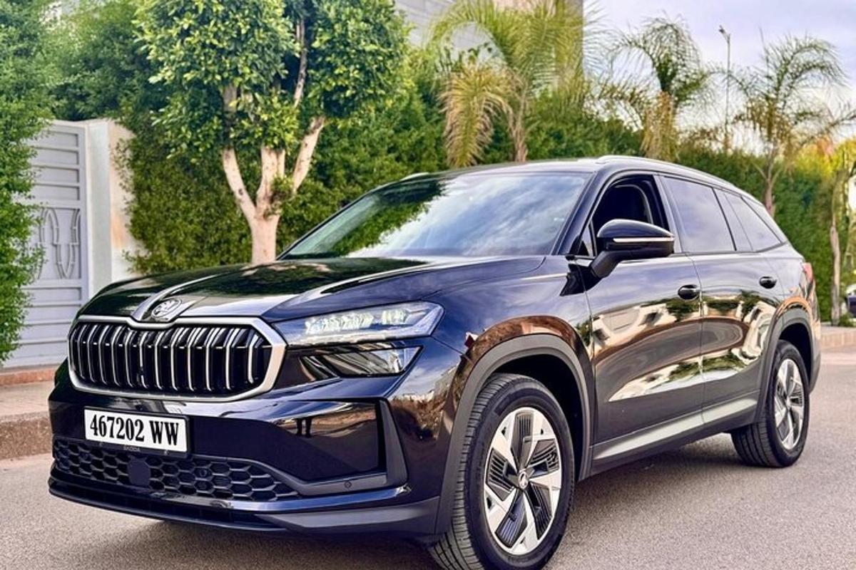 um SUV preto estacionado na garagem