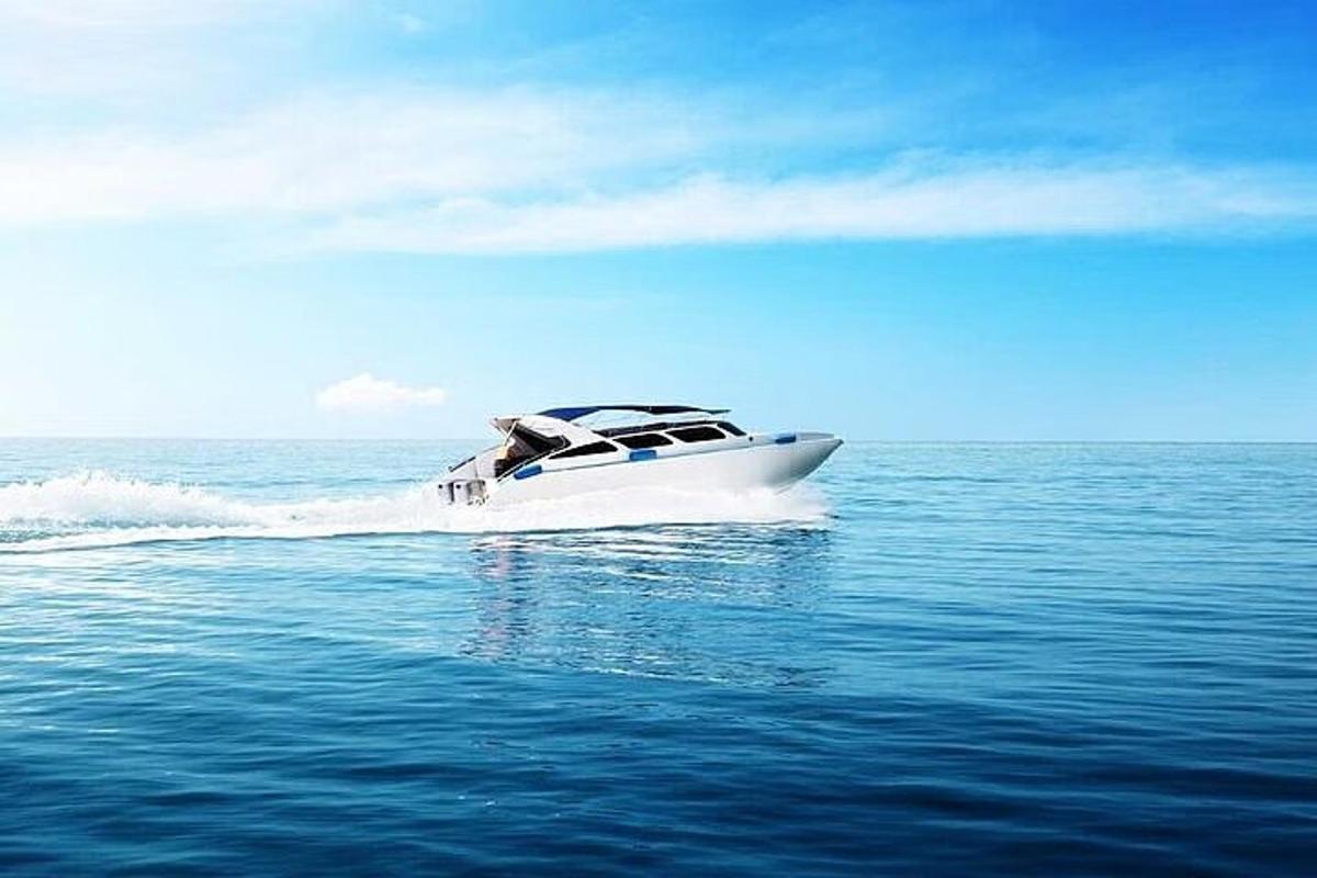 o barcă cu viteză în ocean, pe apă