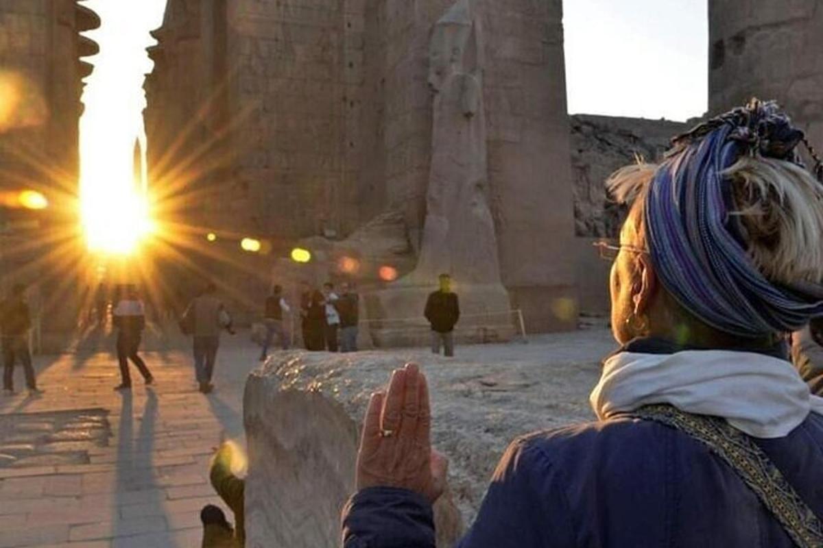 seorang wanita berdiri di hadapan monumen