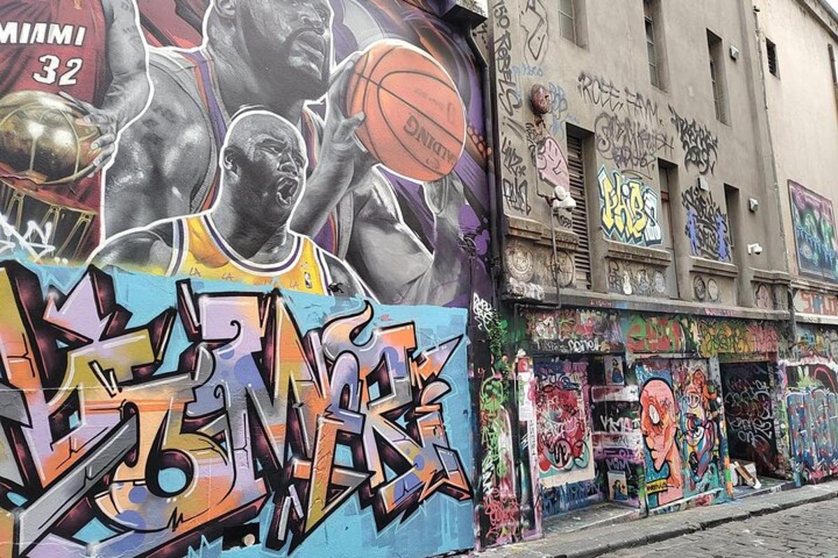 un murale di un giocatore di basket su un edificio con graffiti