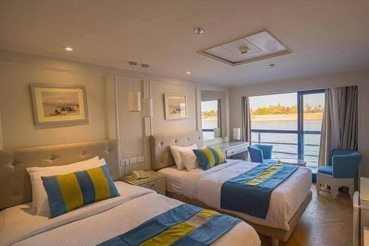 um quarto de hotel com duas camas e uma janela