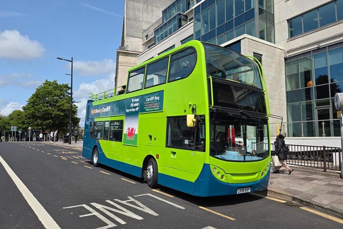ein grüner Doppeldeckerbus, der vor einem Gebäude geparkt ist