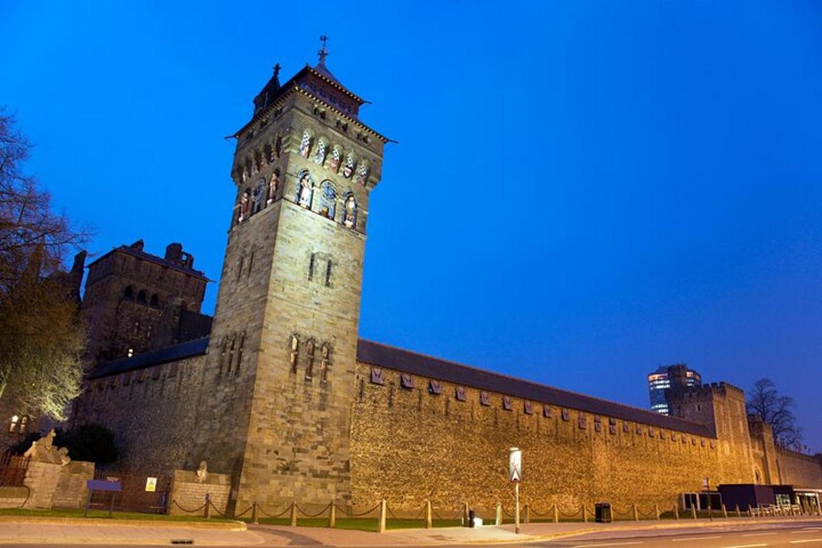 ein großes Backsteingebäude mit einem Uhrenturm darauf